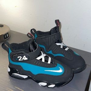 Ken Griffey Nikes (9c)